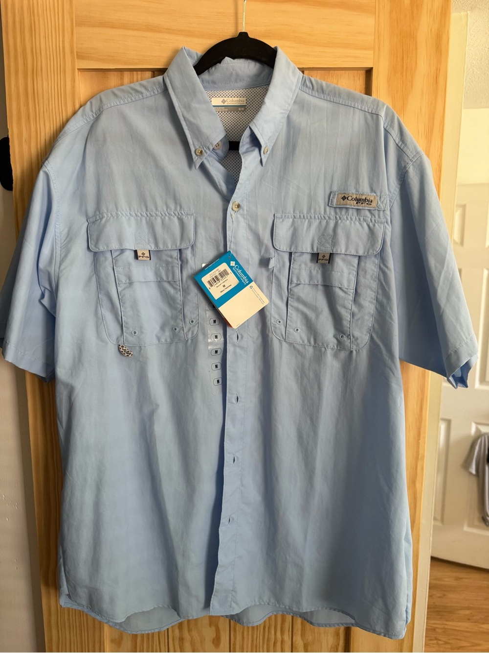 NWT. Columbia Men’s Light Blue Short-Sleeve Button-Down PFG